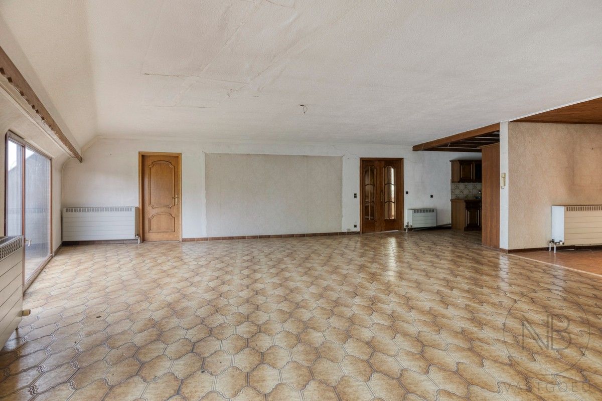 Te renoveren appartemtent met garage te koop! foto 11