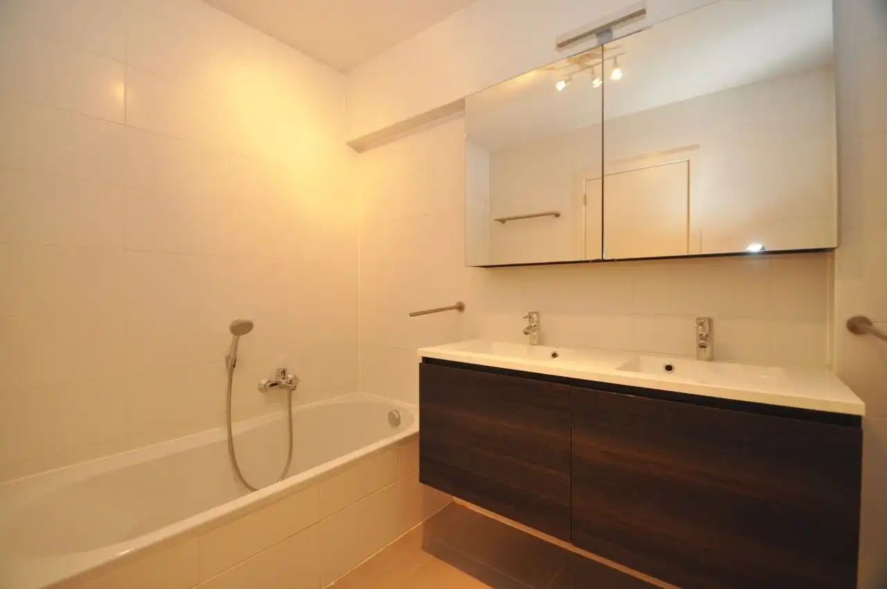 Lichtrijk appartement met twee slaapkamers, centraal gelegen. foto 9
