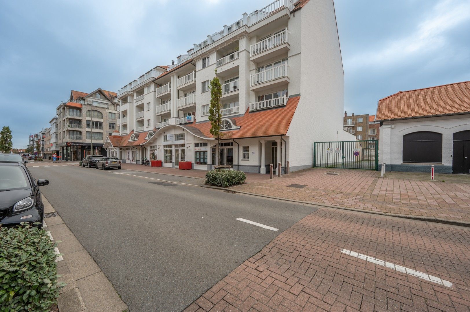 Modern en instapklaar appartement met drie slaapkamers, centraal gelegen in het bruisende centrum van Knokke. foto 8