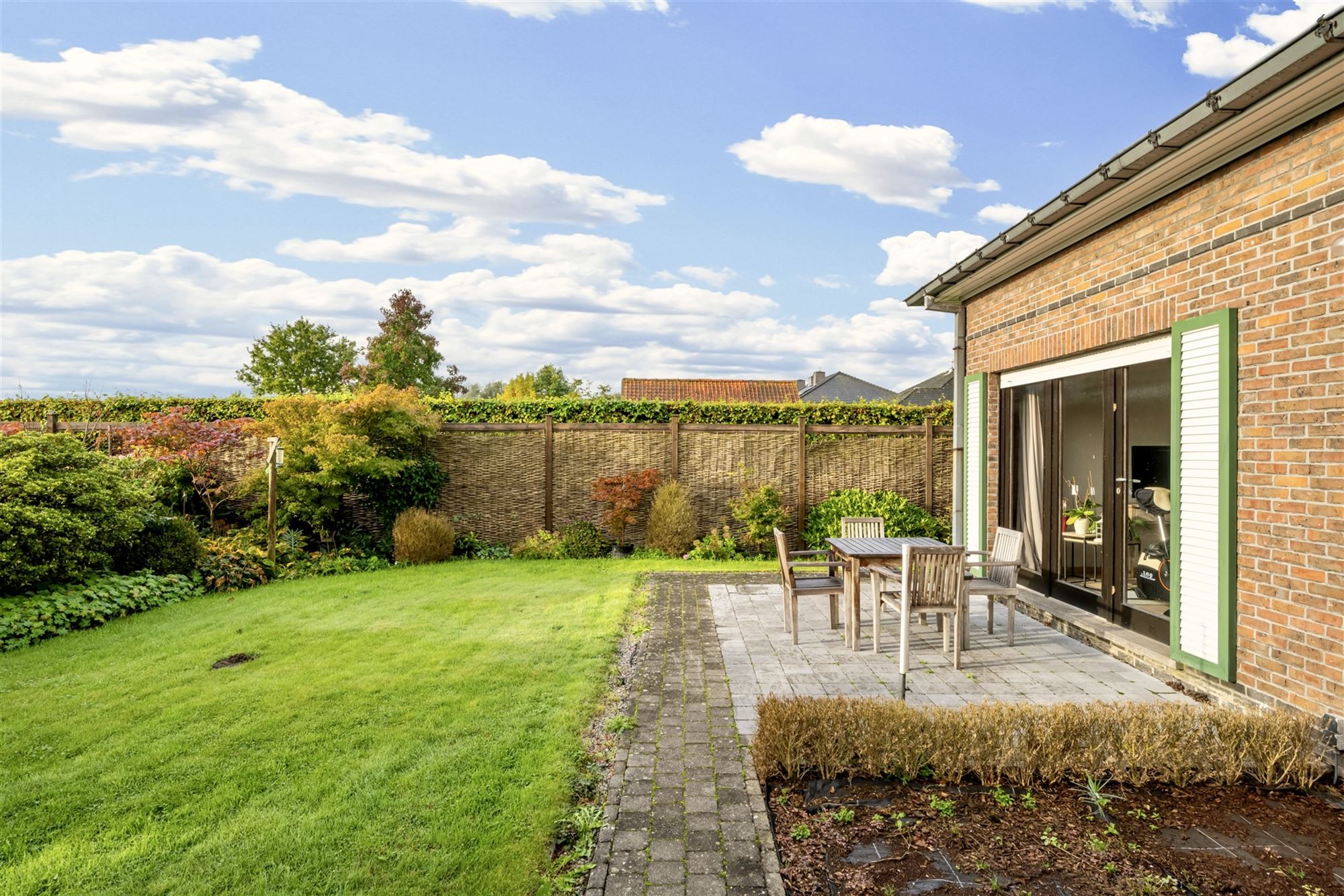 Heel solide bungalow met 4 slpks, tuin en garage foto 25