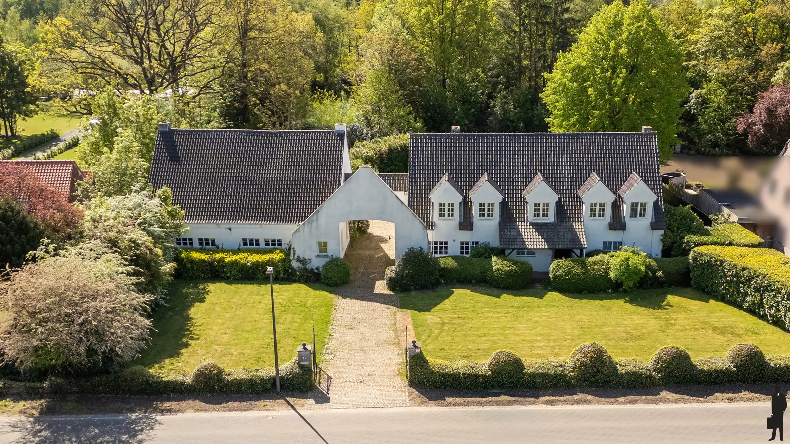Hoofdfoto van de publicatie: Uniek landhuis met ruim bijgebouw op riant perceel van 4.855 m², pal zuid georiënteerd