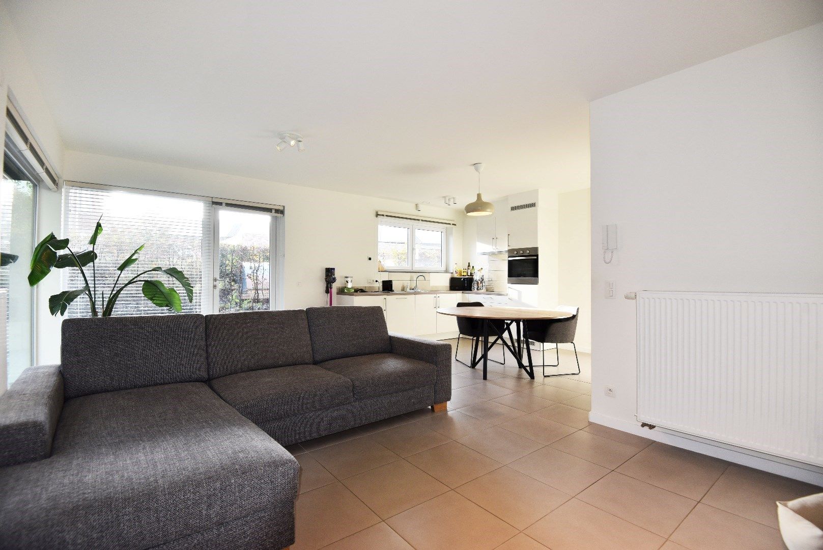 Gelijkvloers appartement met 2 slaapkamers en zonnige tuin te Maldegem centrum. foto 2