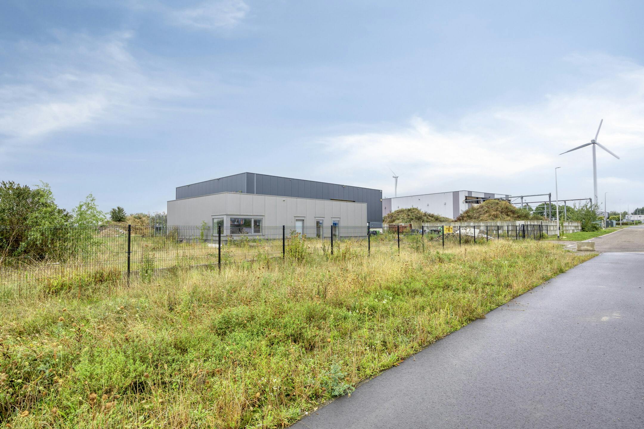 Unieke Combinatie: loods met casco woning te koop op Europark.  foto 6
