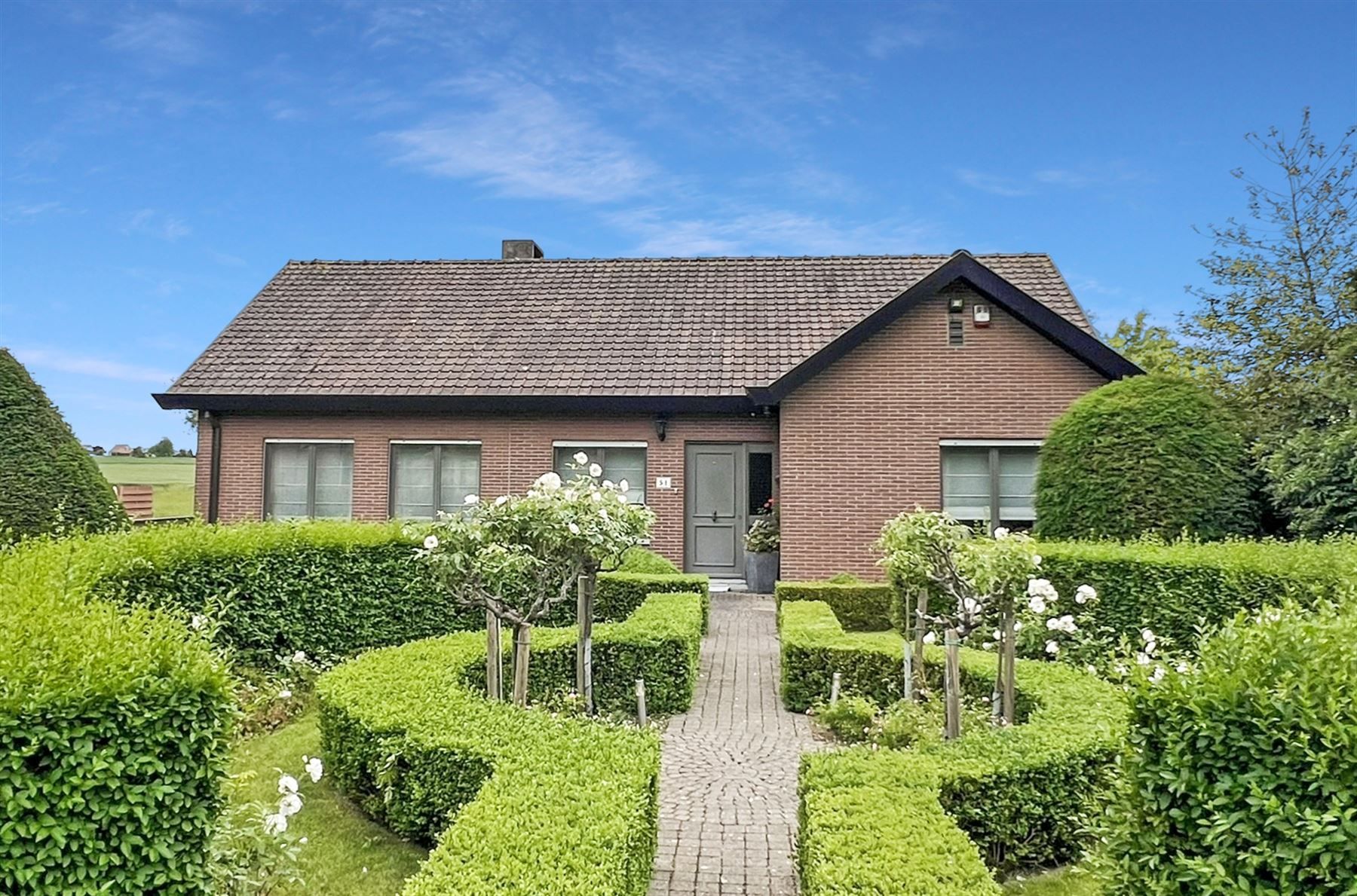 Hoofdfoto van de publicatie: Comfortabele villa met een prachtige tuin en praktische bijgebouwen