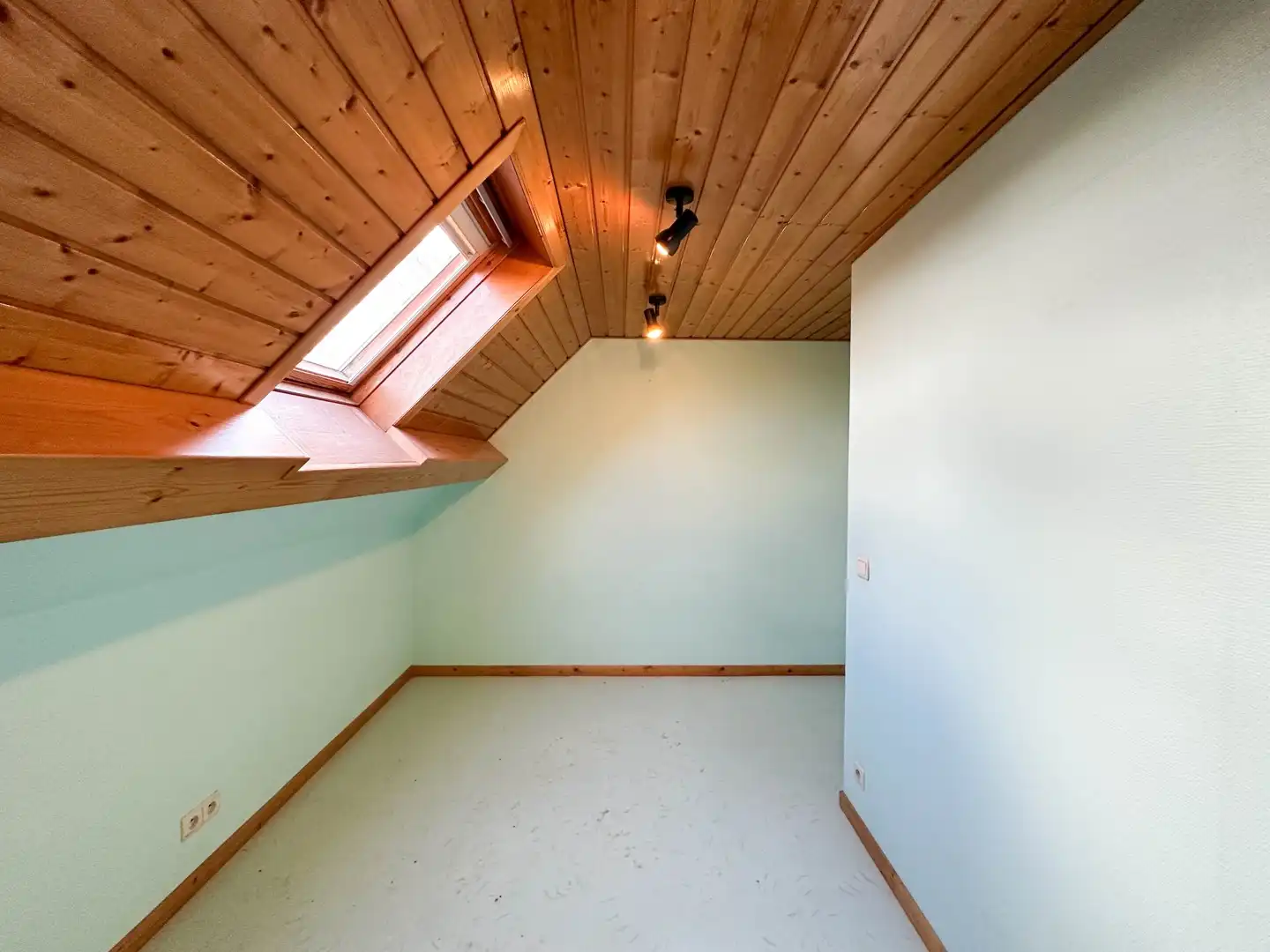 Gerenoveerde woning met drie slaapkamers & autostaanplaats te Roeselare! foto 10