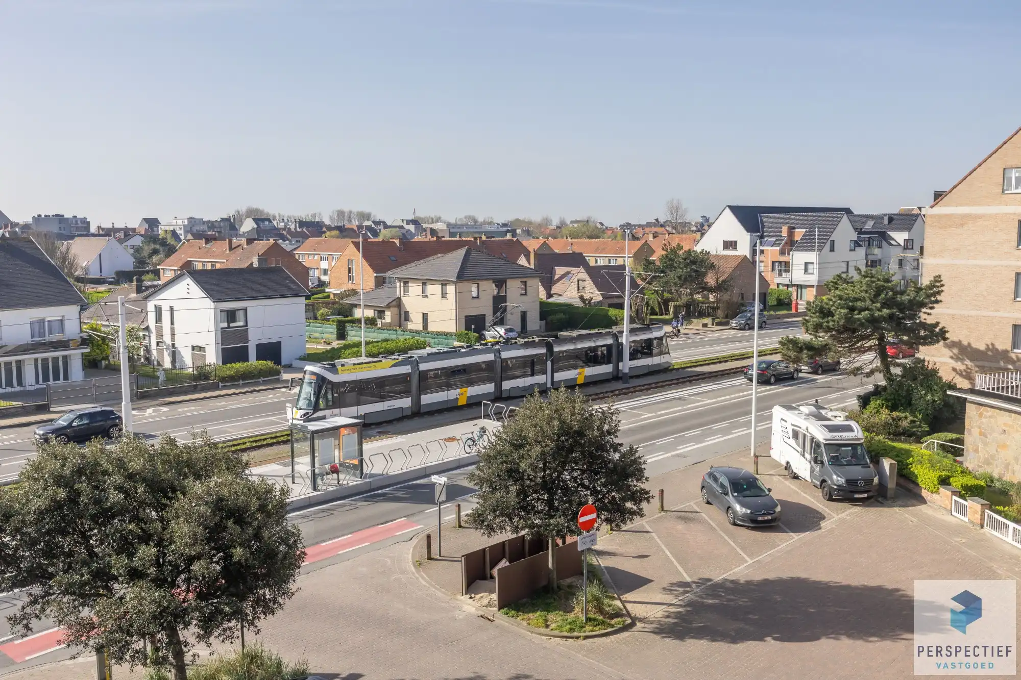 Goed gelegen ruim vernieuwd 2 slaapkamer appartement met terras en grote berging. foto 4