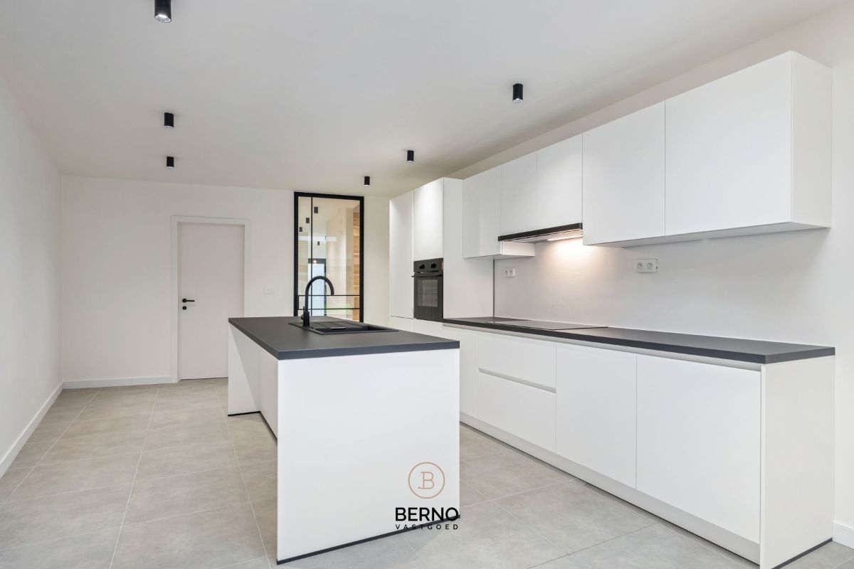 Prachtige (ver)nieuwbouw met autostaanplaats vlakbij de 'Heide' foto 7