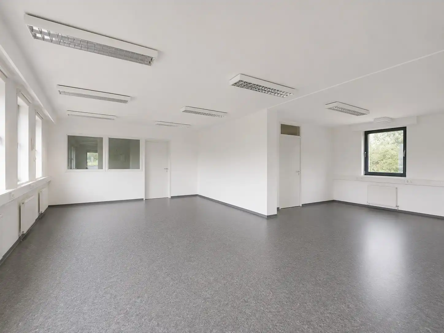 Ruim (430m²), multifunctioneel pand (bewoning, kantoor, praktijk, horeca, ...)  op ZICHTLOCATIE langs invalsweg Roeselare (vlakbij de ring R32). foto 10