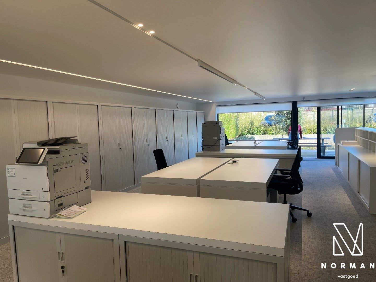 Te huur: Modern en volledig ingericht kantoor – 233 m² in Kuurne foto {{pictureIndex}}