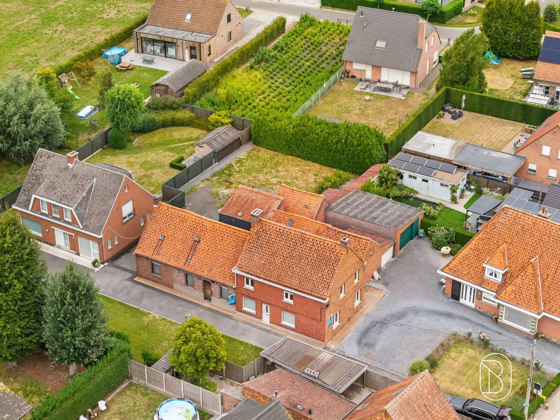 Te renoveren woning met leuke tuin foto 2