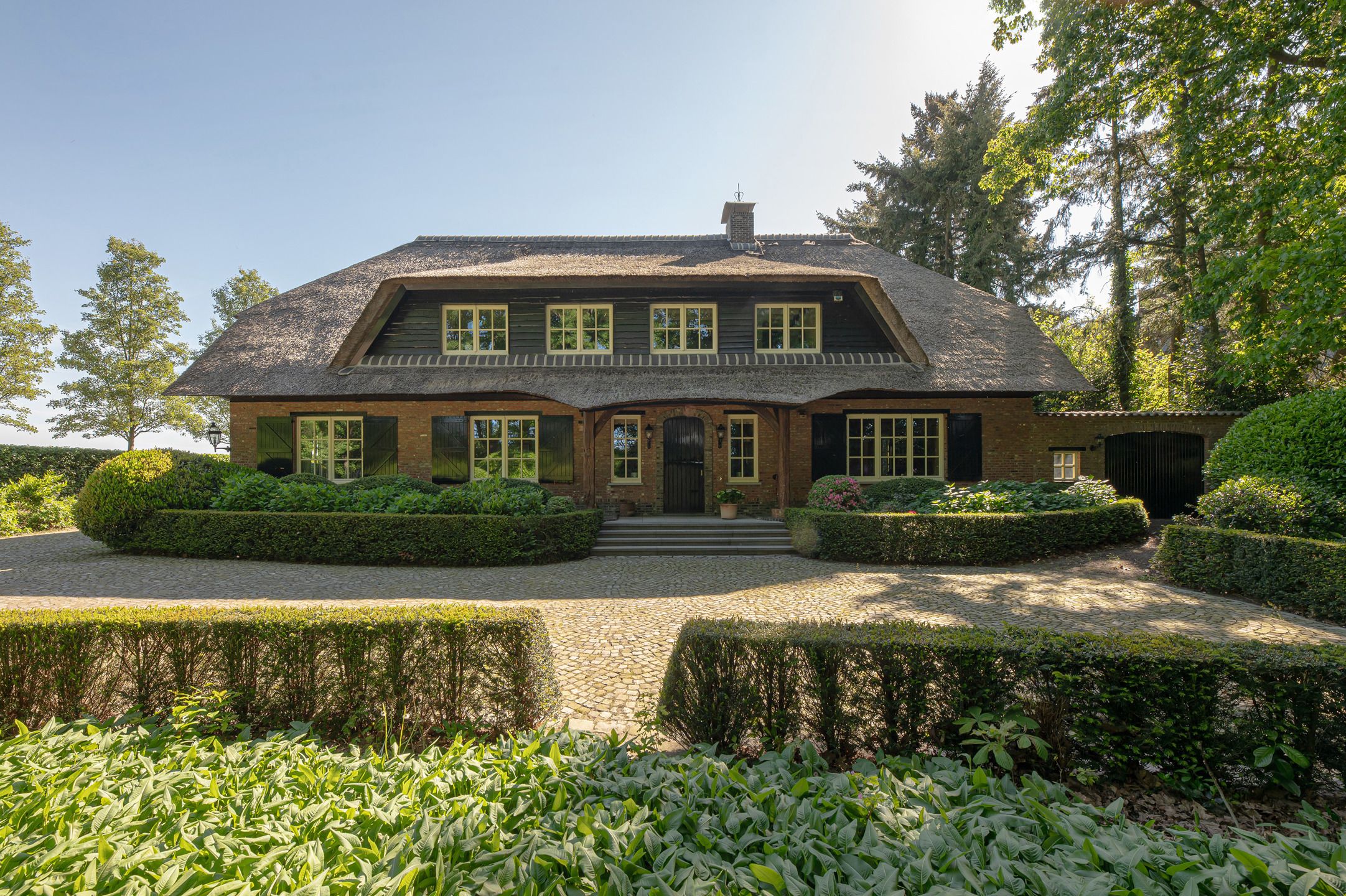 Een parel in een rustige, groene omgeving te Essen met 6 slaapkamers, buitenzwembad en sauna foto 2