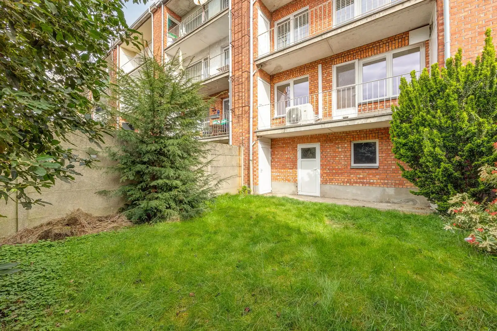 Gelijkvloerse triple garage/magazijn met tuin foto 7