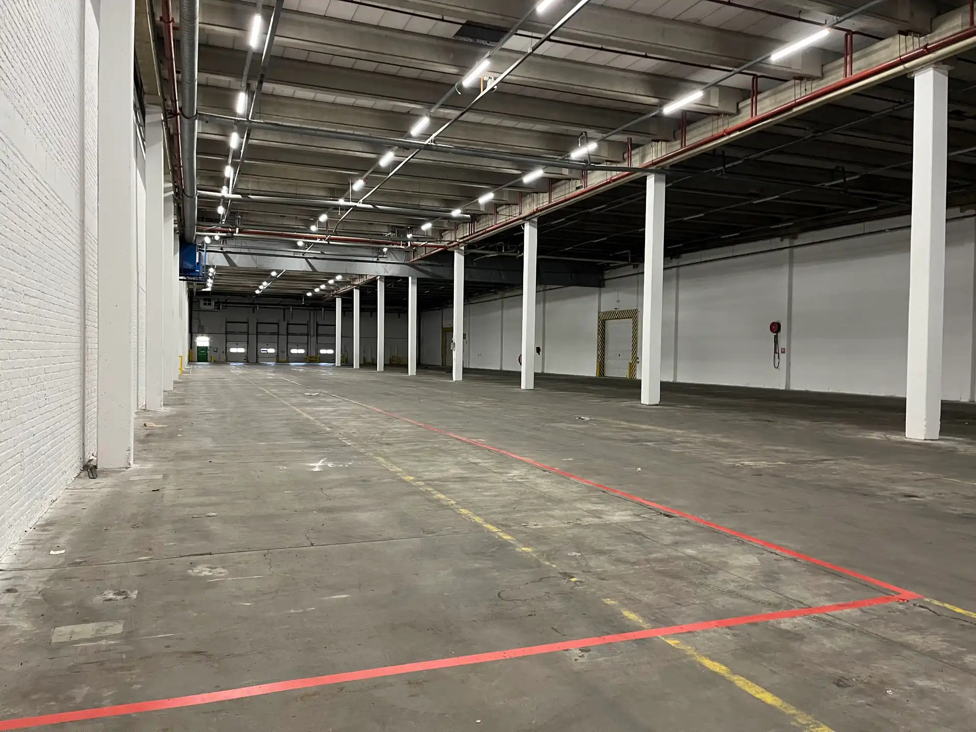 Magazijn 6.842m²  met minimum 7 laadkades  en een extra  ruime parking te huur foto 8
