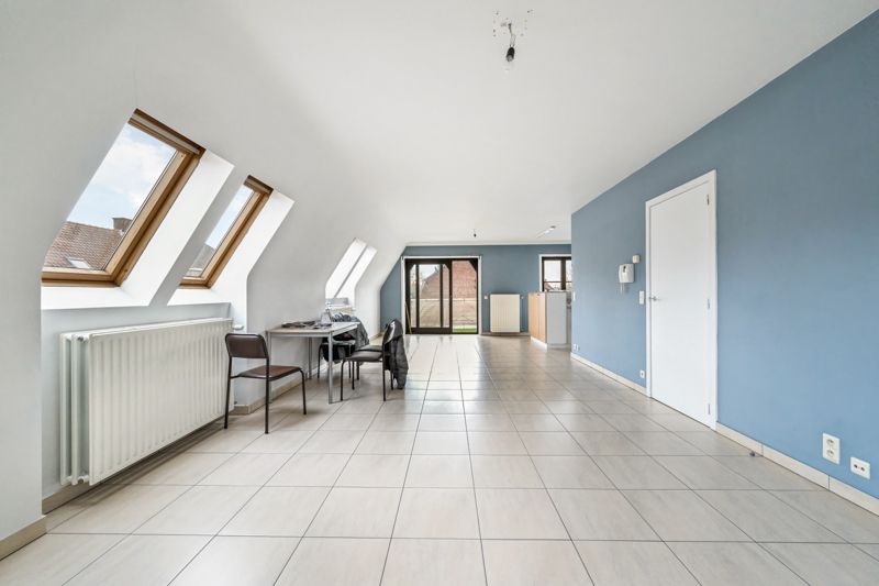 Roeselare : Ruim en lichtrijk hoekappartement gelegen op de tweede verdieping in een aangenaam woonerf met 1 slpks 83 m². foto 3