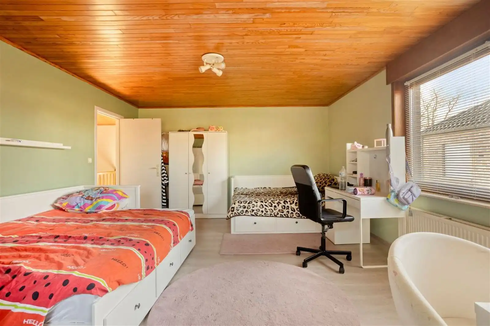 Ruime 3-gevel woning (274m²) met 3 slaapkamers, grote garage en mooie tuin foto 15