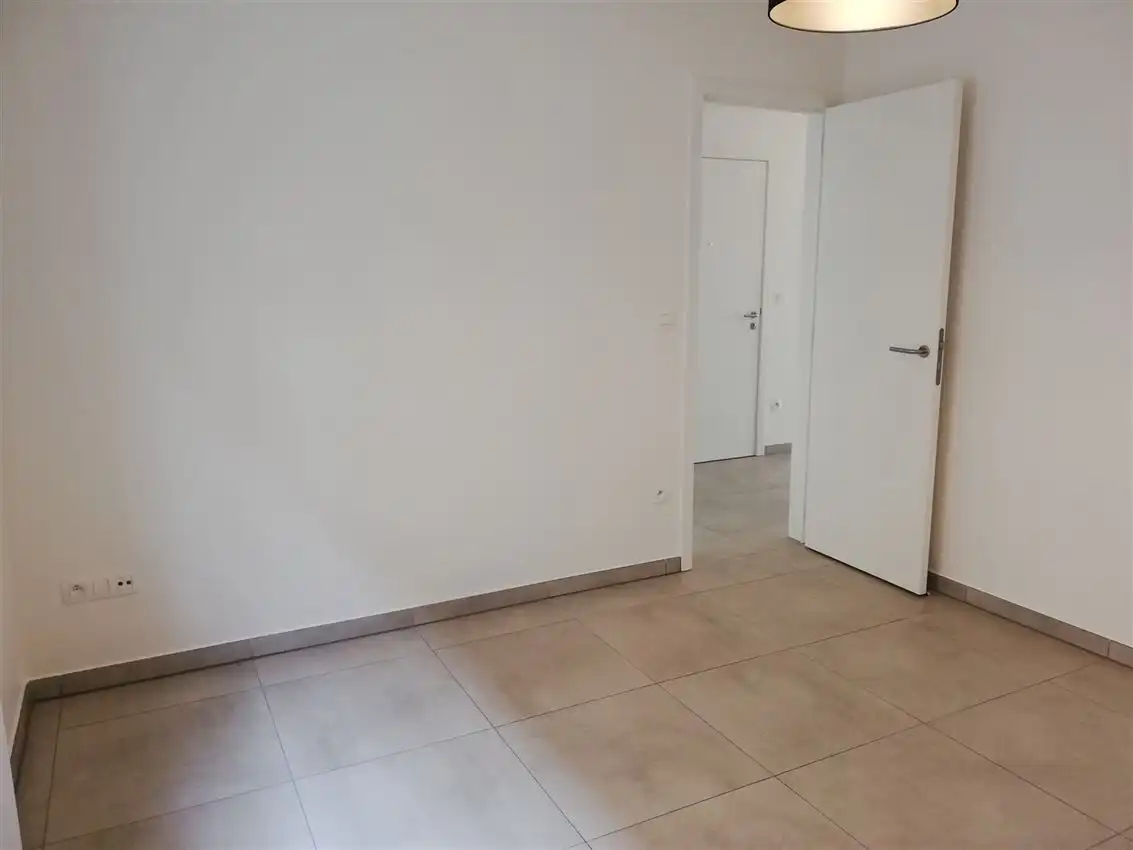 Gelijkvloers app. met 2 slpk., terras en garage, rustigere ligging foto 13