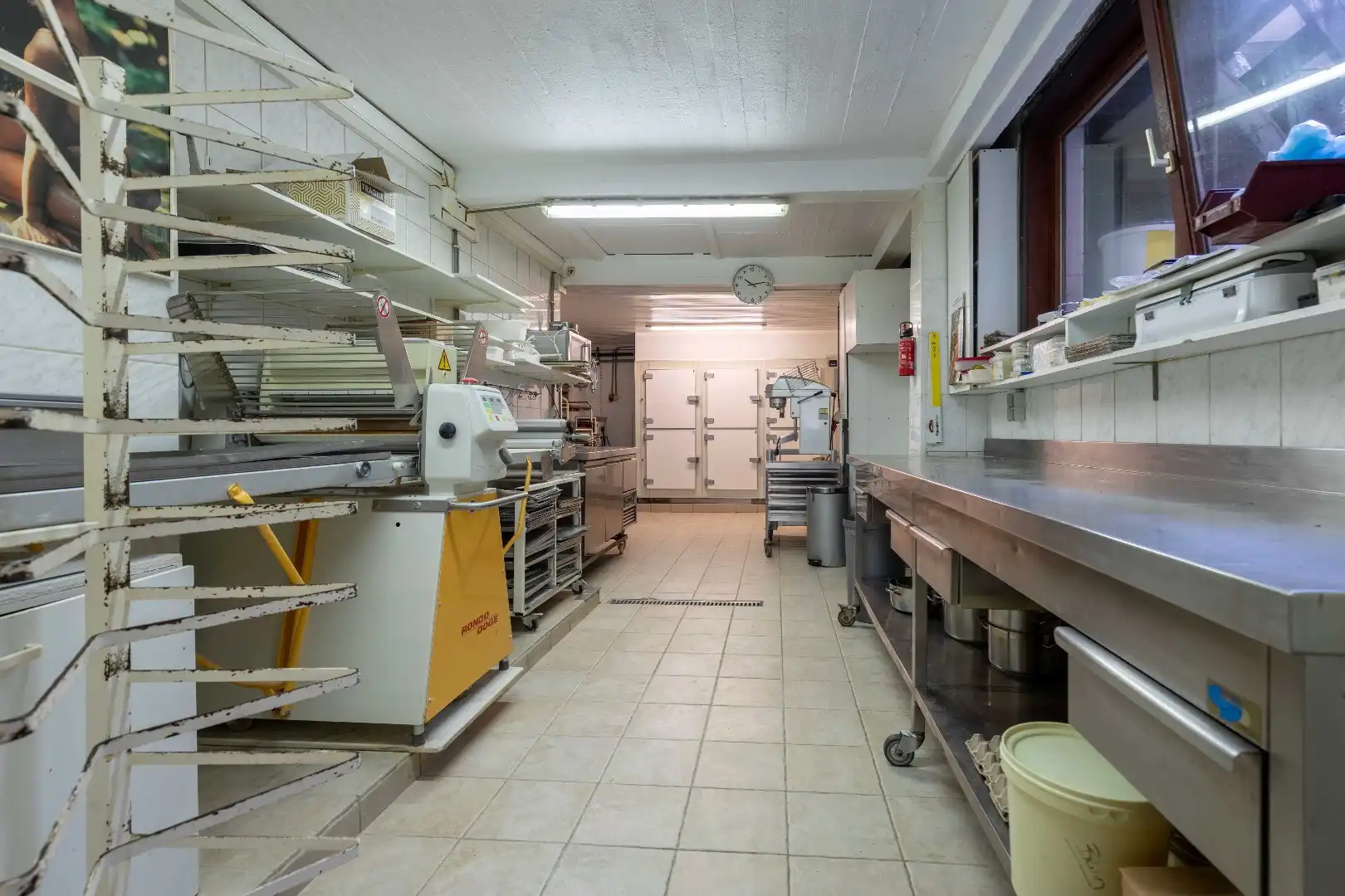 Opbrengsteigendom met handelszaak, atelier en 3 woningen foto 8