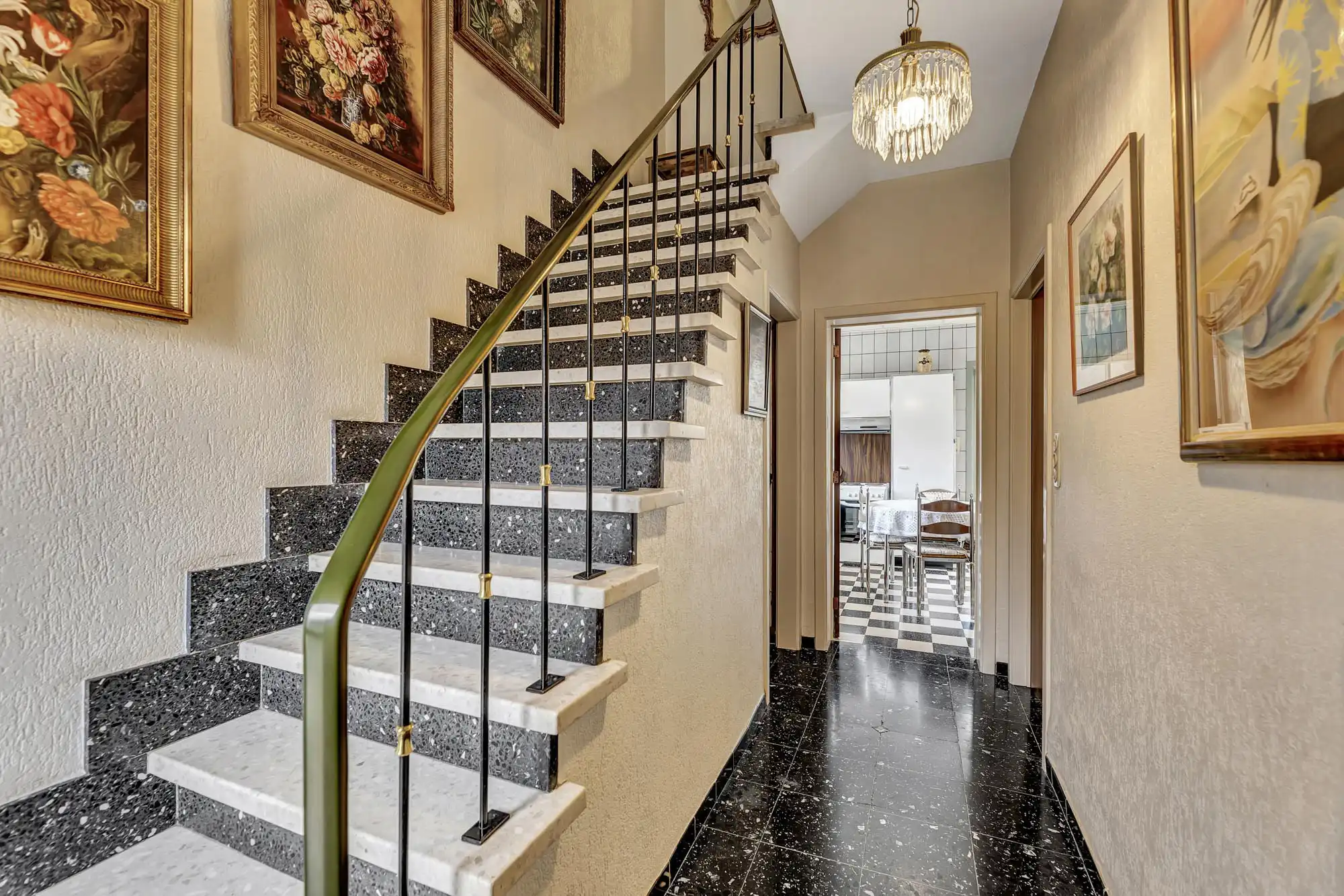 Te renoveren woning met extra entiteit en garage foto 2
