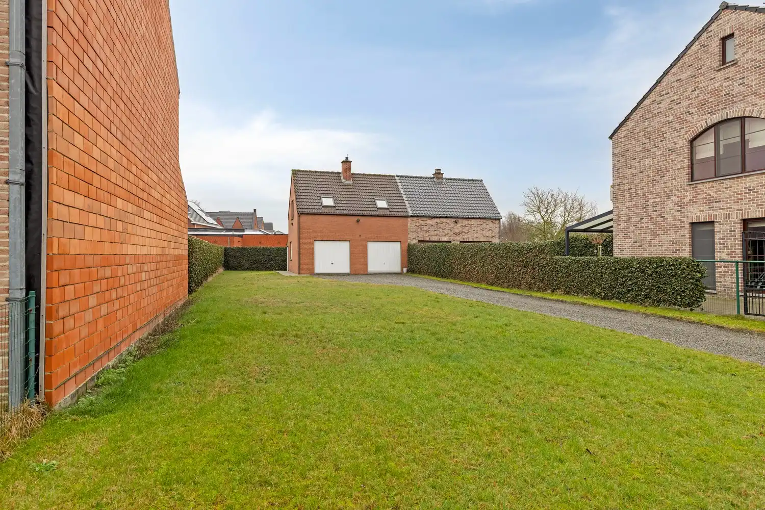 Halfopen bouwgrond met goed ingerichte dubbele garage foto 4