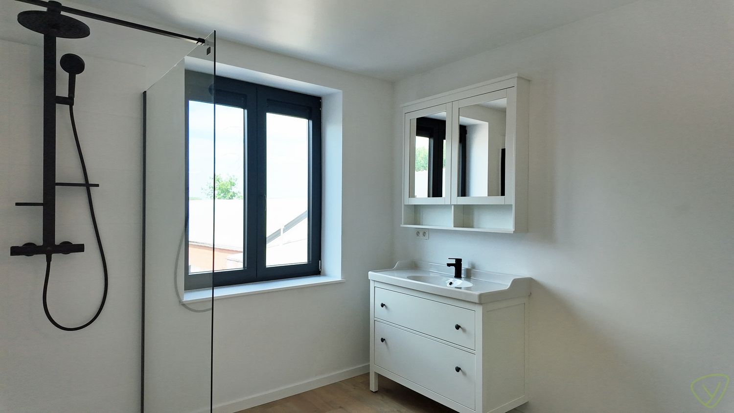 Kwaliteitsvol gerenoveerde en zeer energiezuinige woning vlakbij Veldekensbrug! foto 10