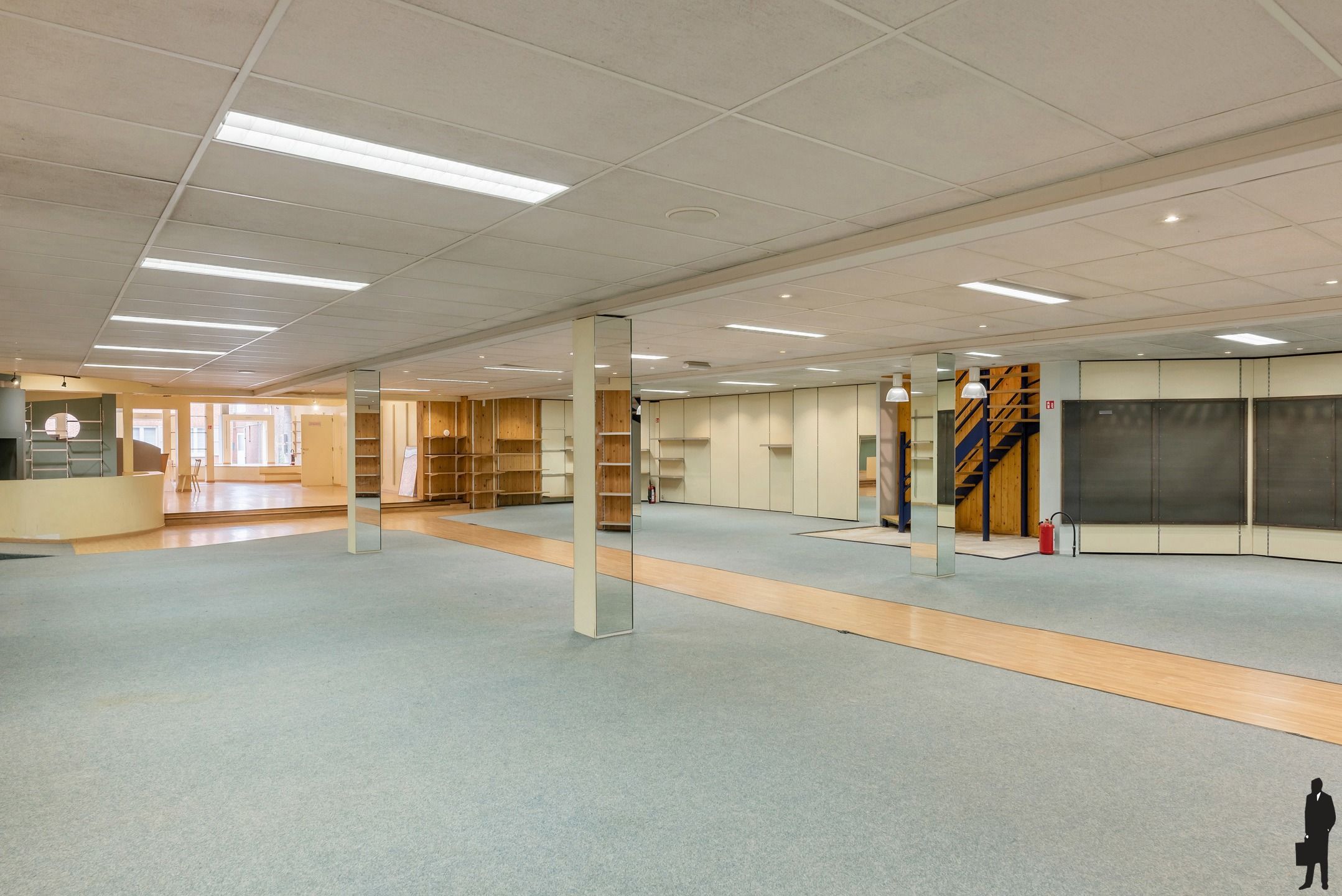 Ruim winkelpand van ca. 1.548 m2  met 29 parkeerplaatsen! foto {{pictureIndex}}