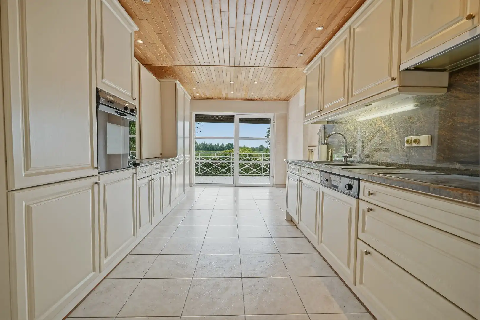 Riante gezinswoning met uniek panoramisch uitzicht en eindeloos potentieel op 644 m². foto 7