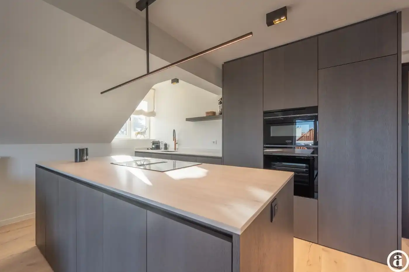 Stijlvol gerenoveerd appartement nabij het Dominicanenkerkje. foto 8