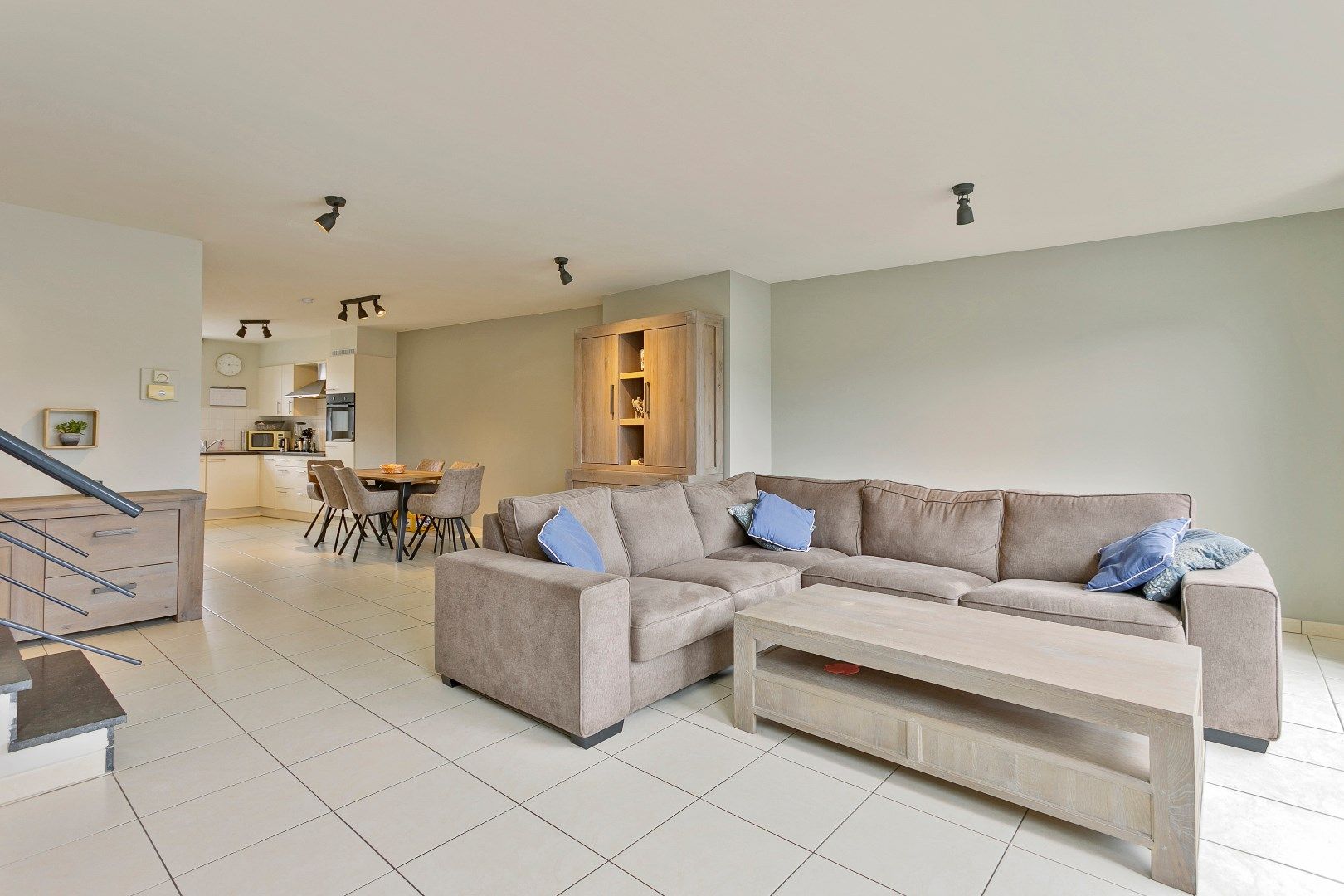 Comfortabel appartement voorzien van 3 slaapkamers, een fraai terras en een autostandplaats gelegen in het centrum van Kinrooi!  foto 2