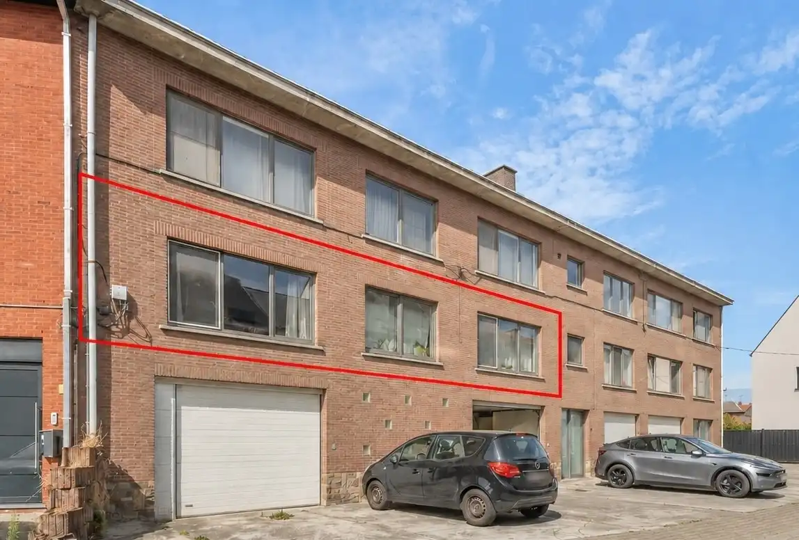 Instapklaar en ruim appartement met 2 slaapkamers en 3 garageboxen nabij de Keizersberg te Leuven ! foto {{pictureIndex}}