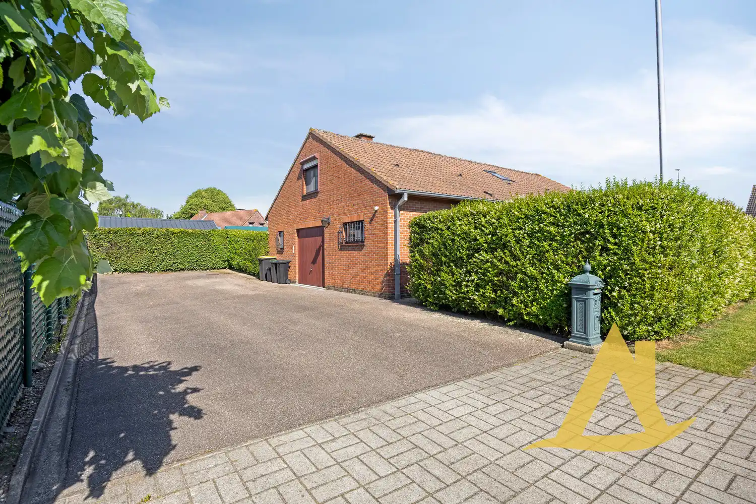 RUSTIG GELEGEN, INSTAPKLARE WONING MET TUIN RONDOM EN RUIME OPRIT foto 30