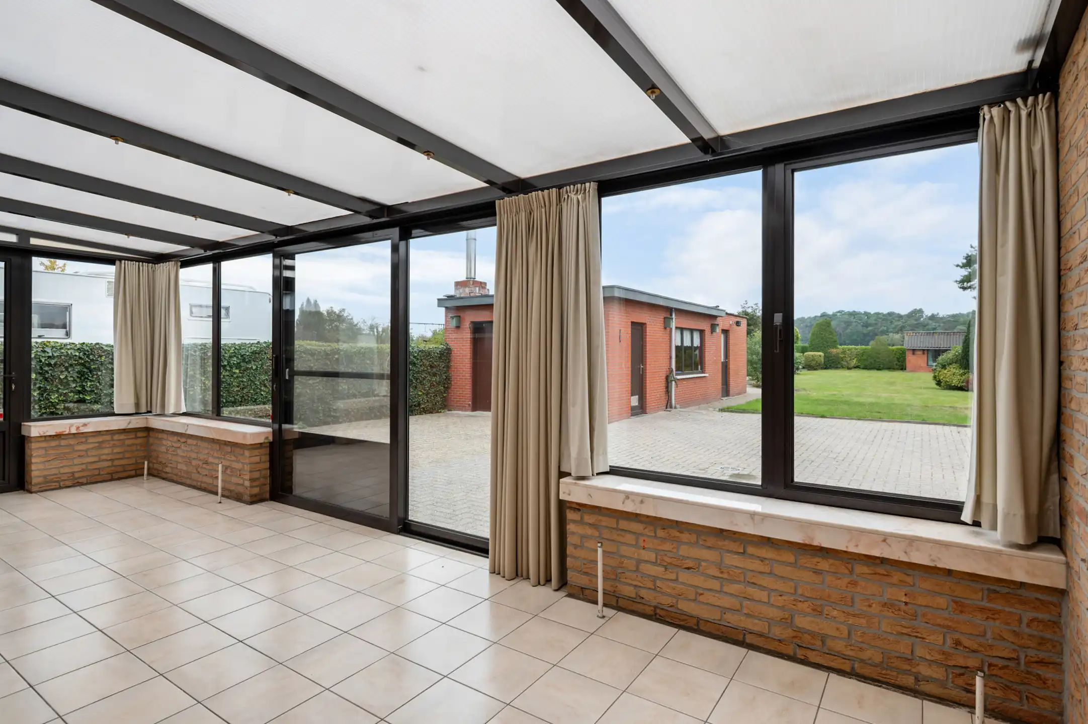 Charmante woning met grote tuin foto 14