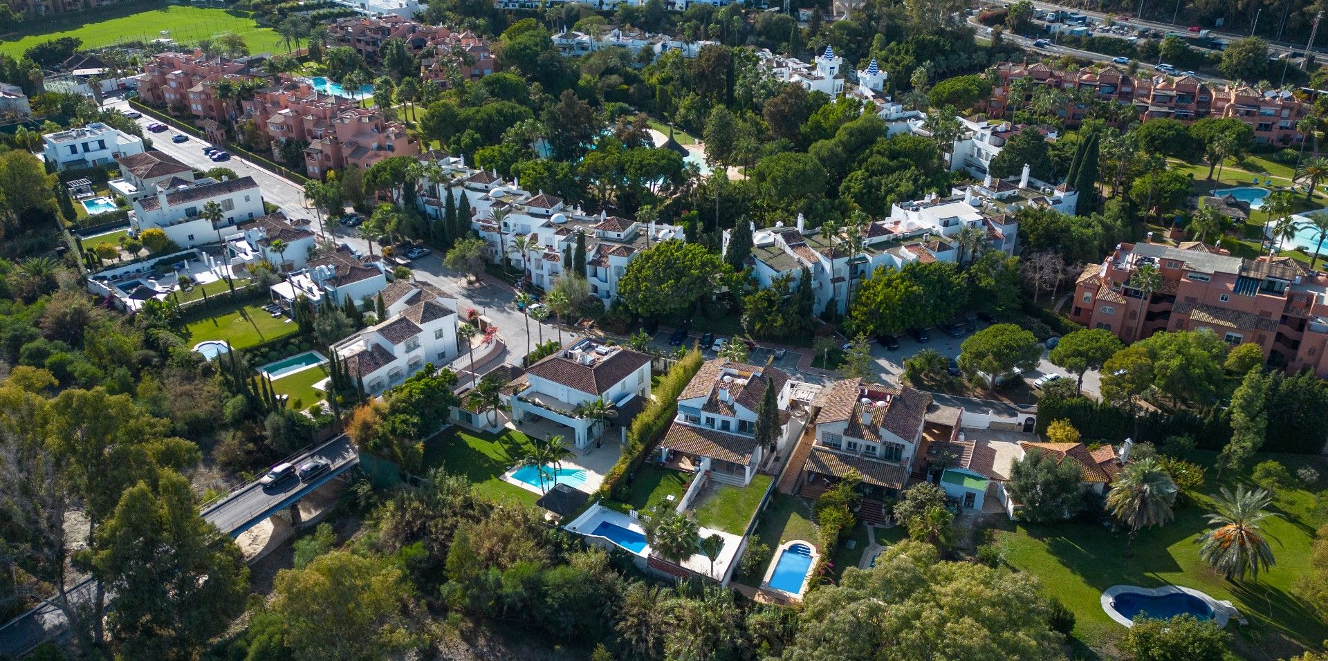 Stijlvolle gerenoveerde halfvrijstaande woning in het exclusieve Guadalmina Baja. foto 30