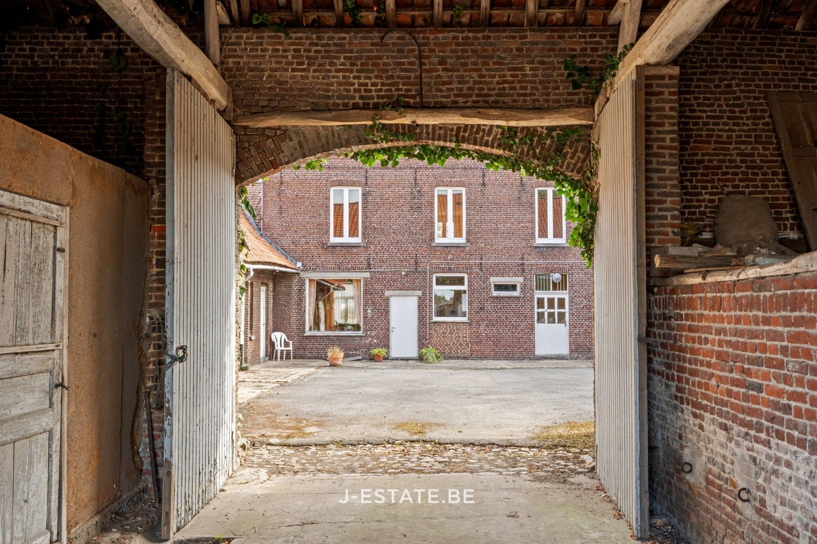 Authentieke vierkantshoeve met binnenplaats, bijgebouwen en prachtig uitzicht foto 7