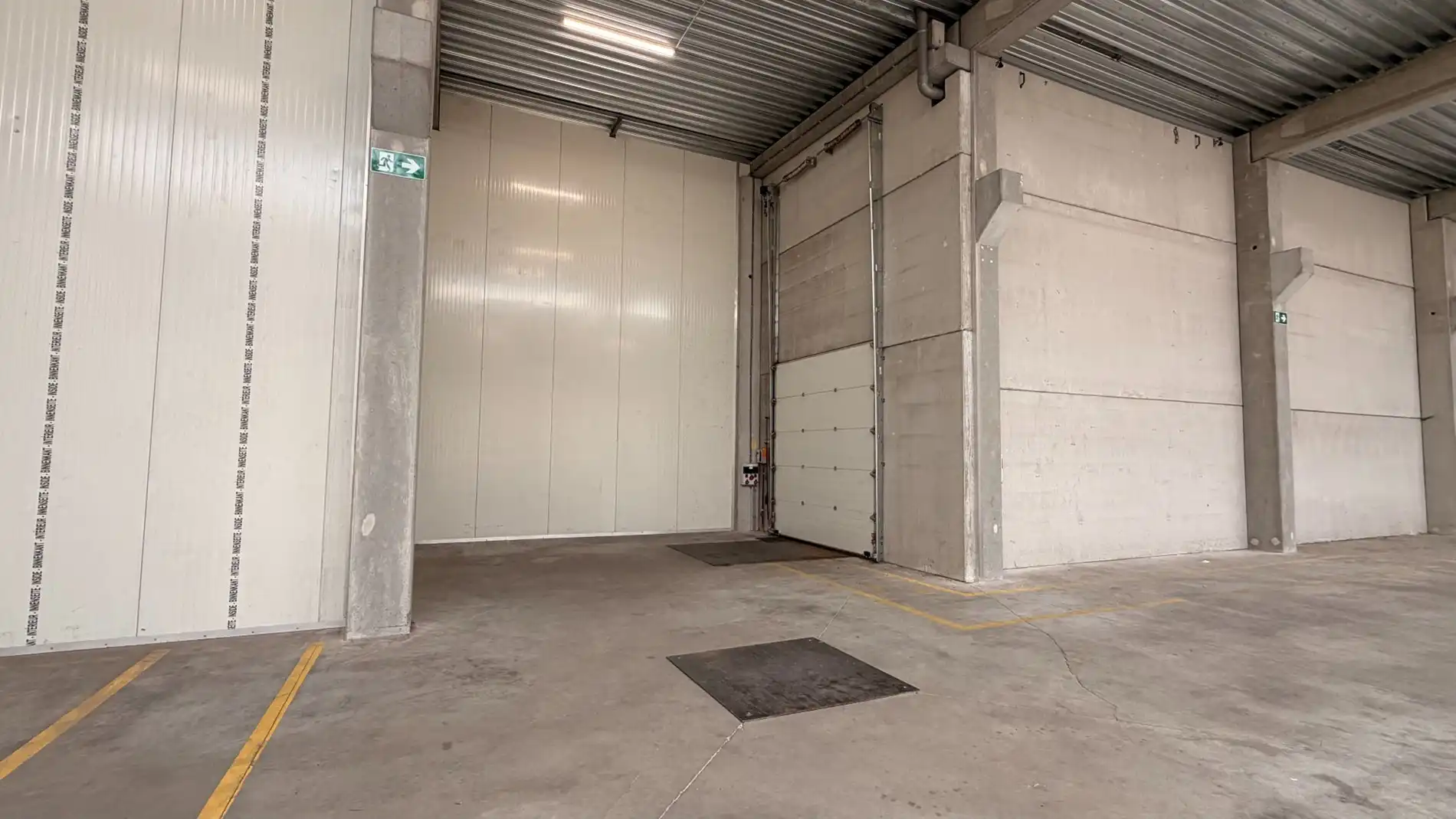 Magazijn met laadkade en kantoren te huur aan E17 in Kruibeke foto 8