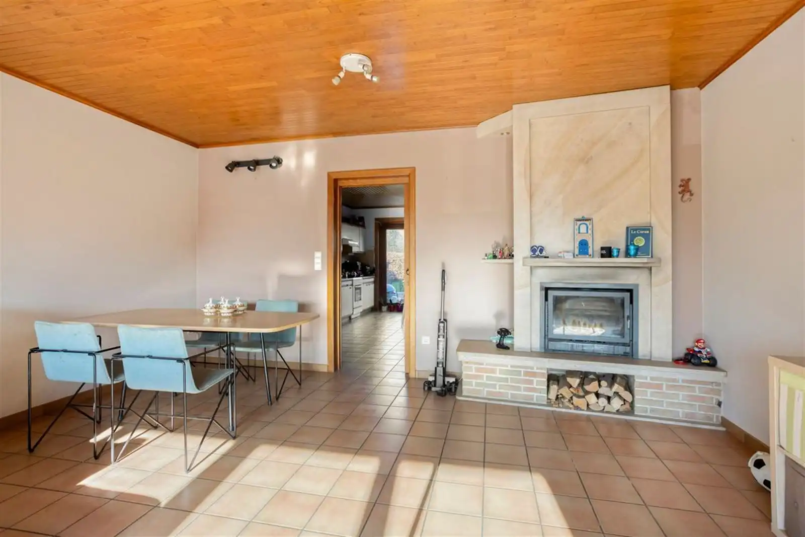 Ruime 3-gevel woning (274m²) met 3 slaapkamers, grote garage en mooie tuin foto 6