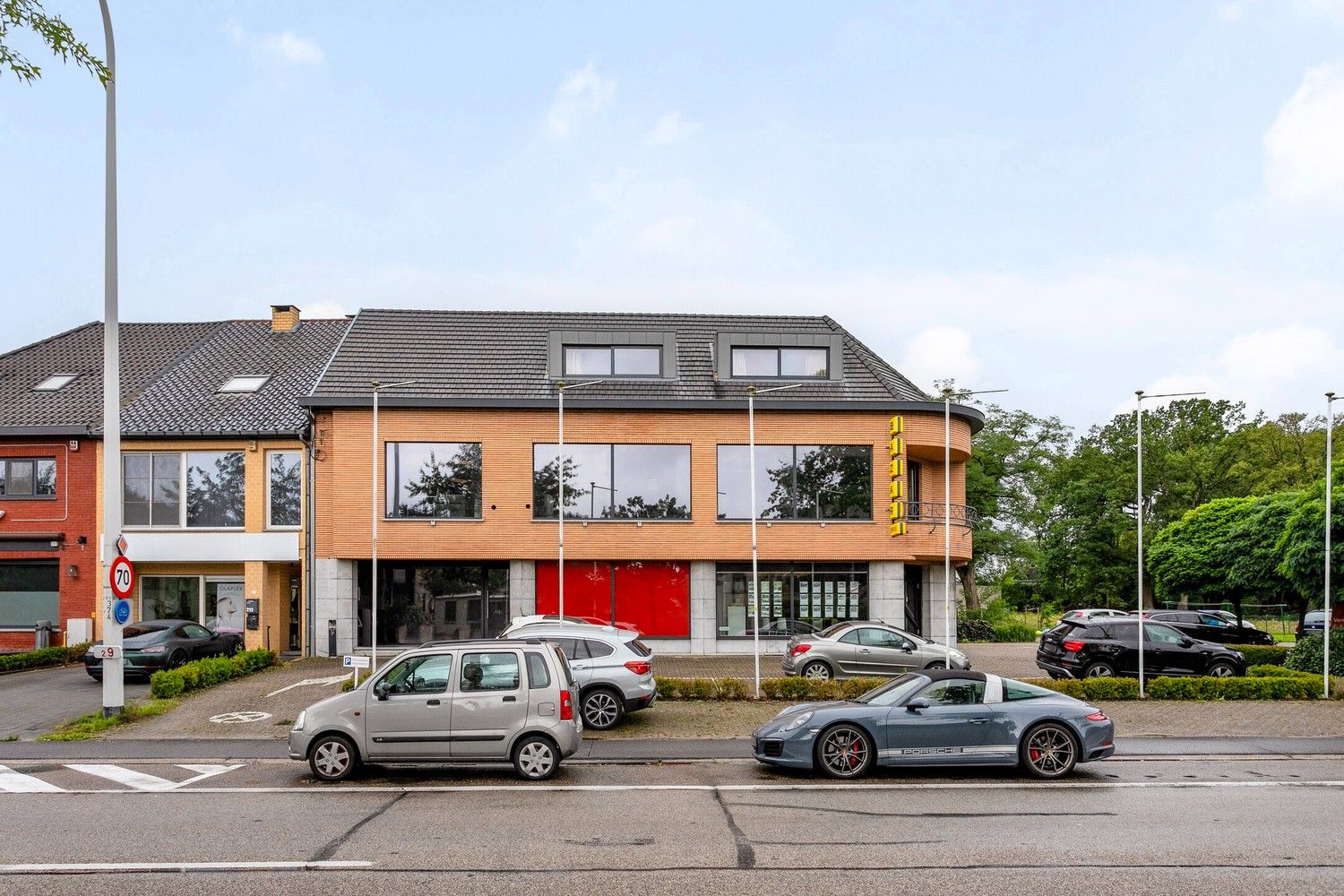 Investeringsvastgoed: Kantoorgebouw met appartement foto 2