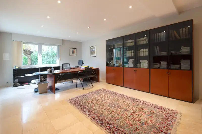 Ruim kantoor van 180 m2 met vlotte bereikbaarheid foto {{pictureIndex}}