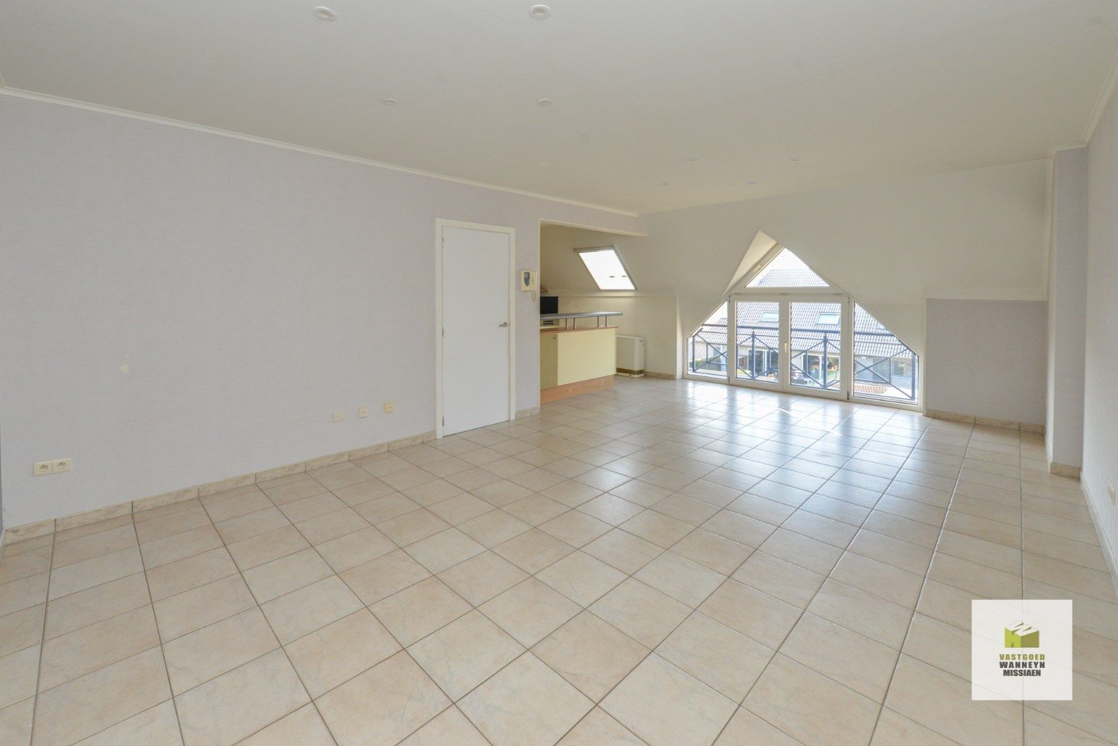 Instapklaar 2 slaapkamer appartement met autostaanplaats foto 2