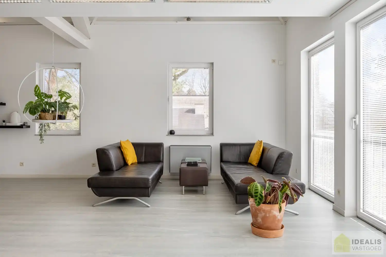 STATIG, STRAK EN UITERST RUIM COMPLEX MET HOOGSTAANDE AFWERKING EN OOG VOOR DETAIL. MOMENTEEL VOORZIEN VAN 3 SLAAPKAMERS, RIANTE LEEFRUIMTES ÉN UNIEKE LANDSCAPE KANTOORRUIMTES OP RESIDENTIËLE DOCH GUNSTIGE LOCATIE!! Dit exclusieve complex omvat maar liefst +-400m² netto bewoonbare oppervlakte! Kenmerkend aan dit statige pand is de unieke voorgevel die bezet is met keramische kunst van Pieter Stockmans. Gelegen op een residentiële locatie in een rustige woonstraat doch op enkele minuten van het centrum van Genk! foto 39