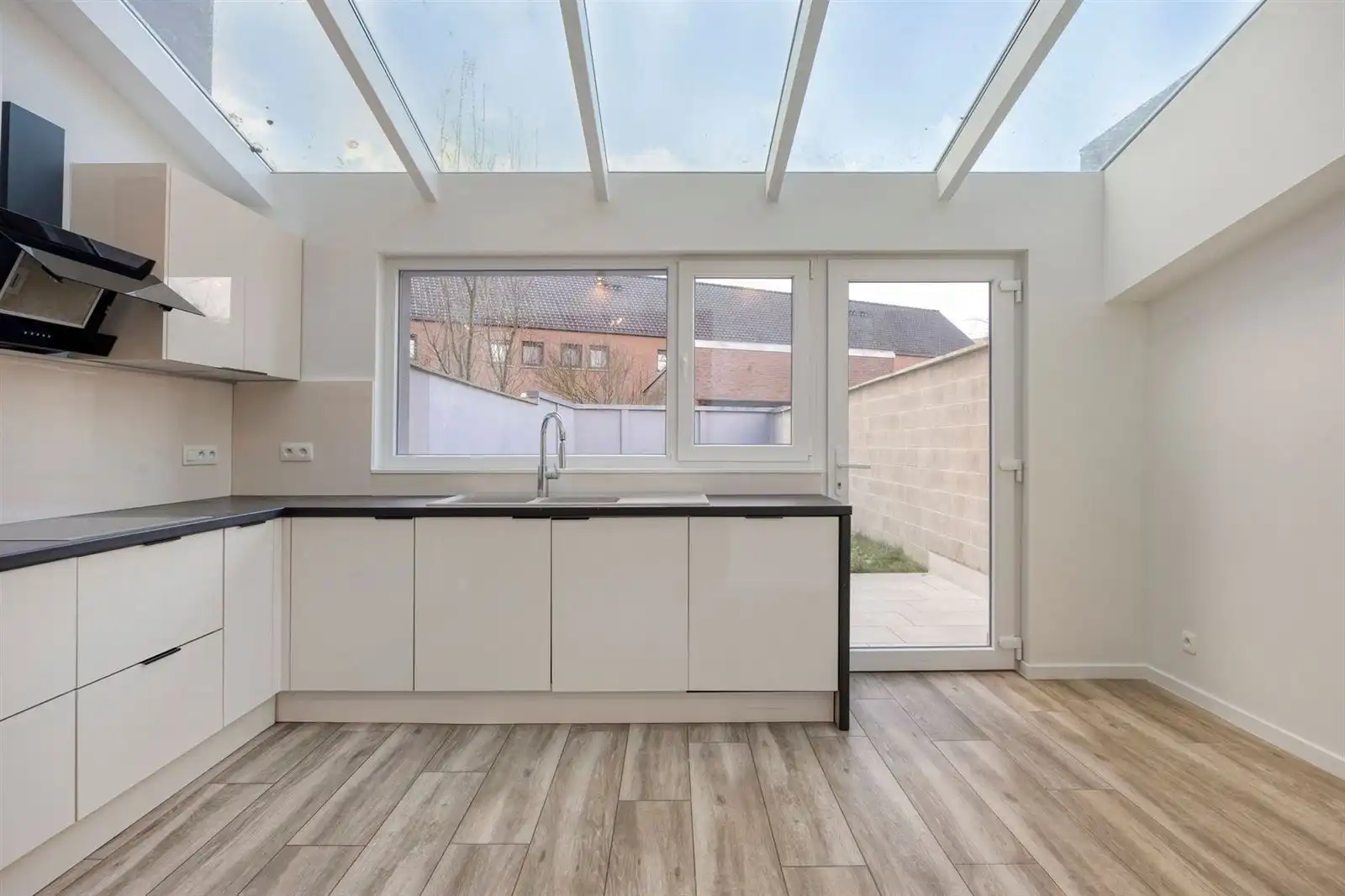 Gerenoveerde woning met 4 slaapkamers en tuin foto 9