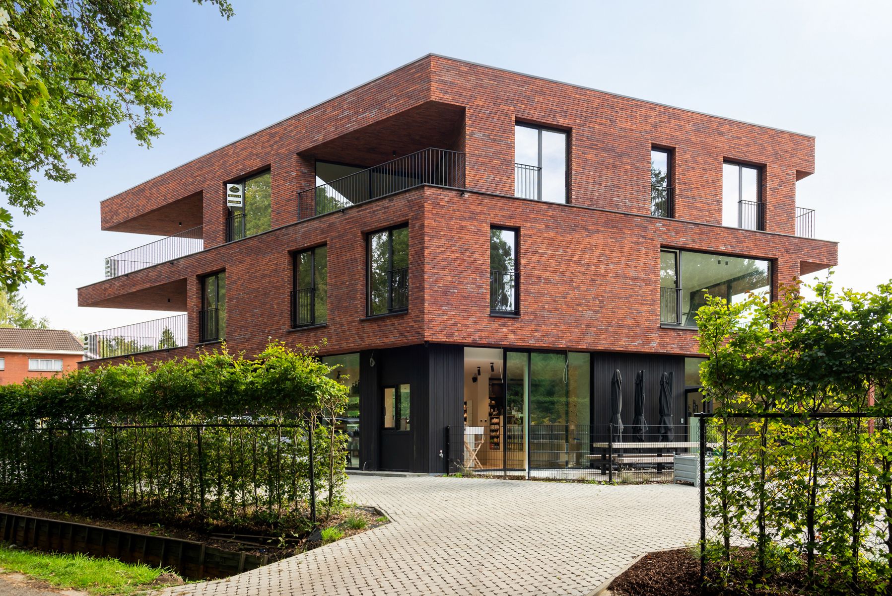 Recent appartement op 2de verdieping in een gebouw met lift. foto {{pictureIndex}}