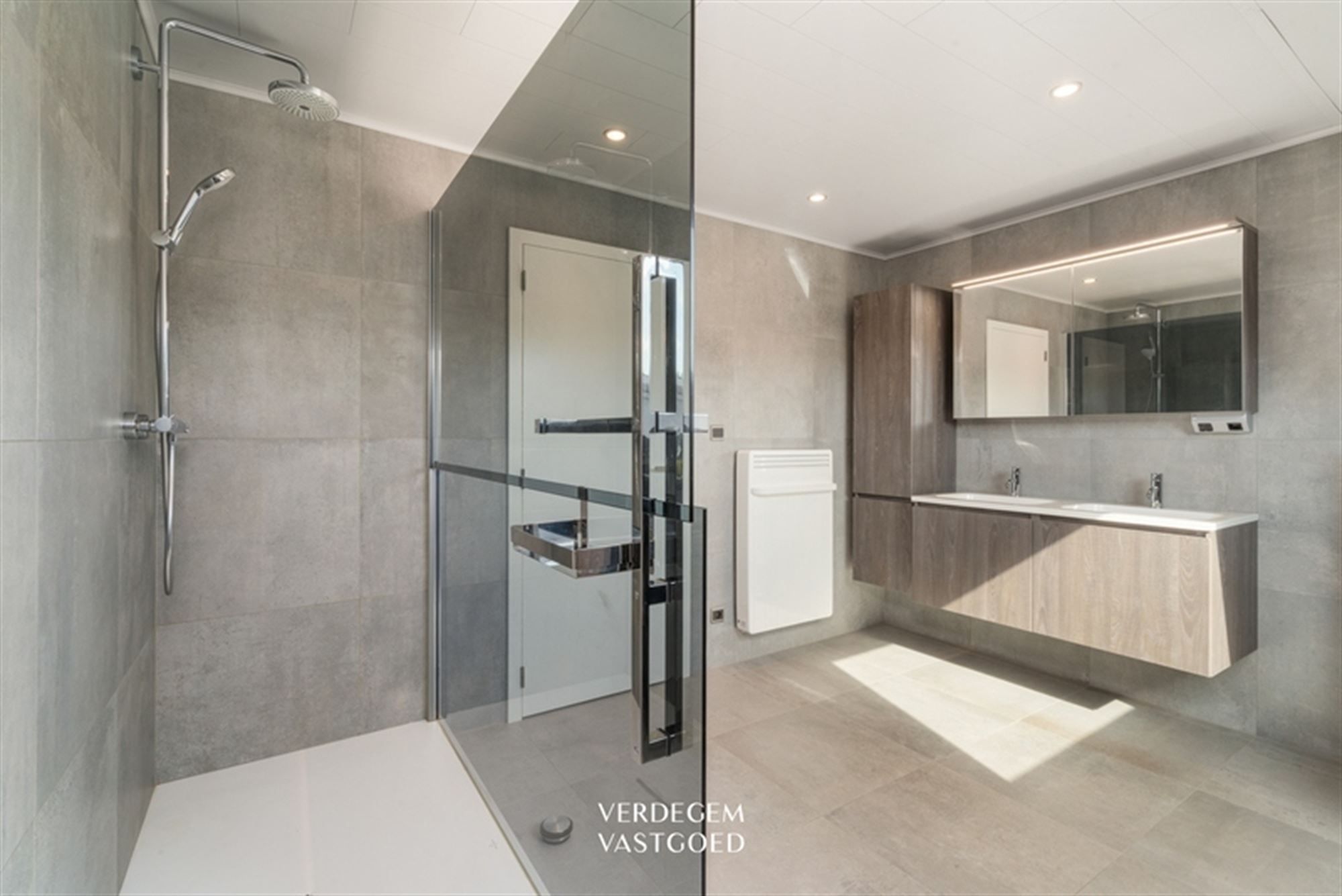 Prachtige villawoning in landelijke stijl met 3 slaapkamers, 3 garages en geniettuin foto 18