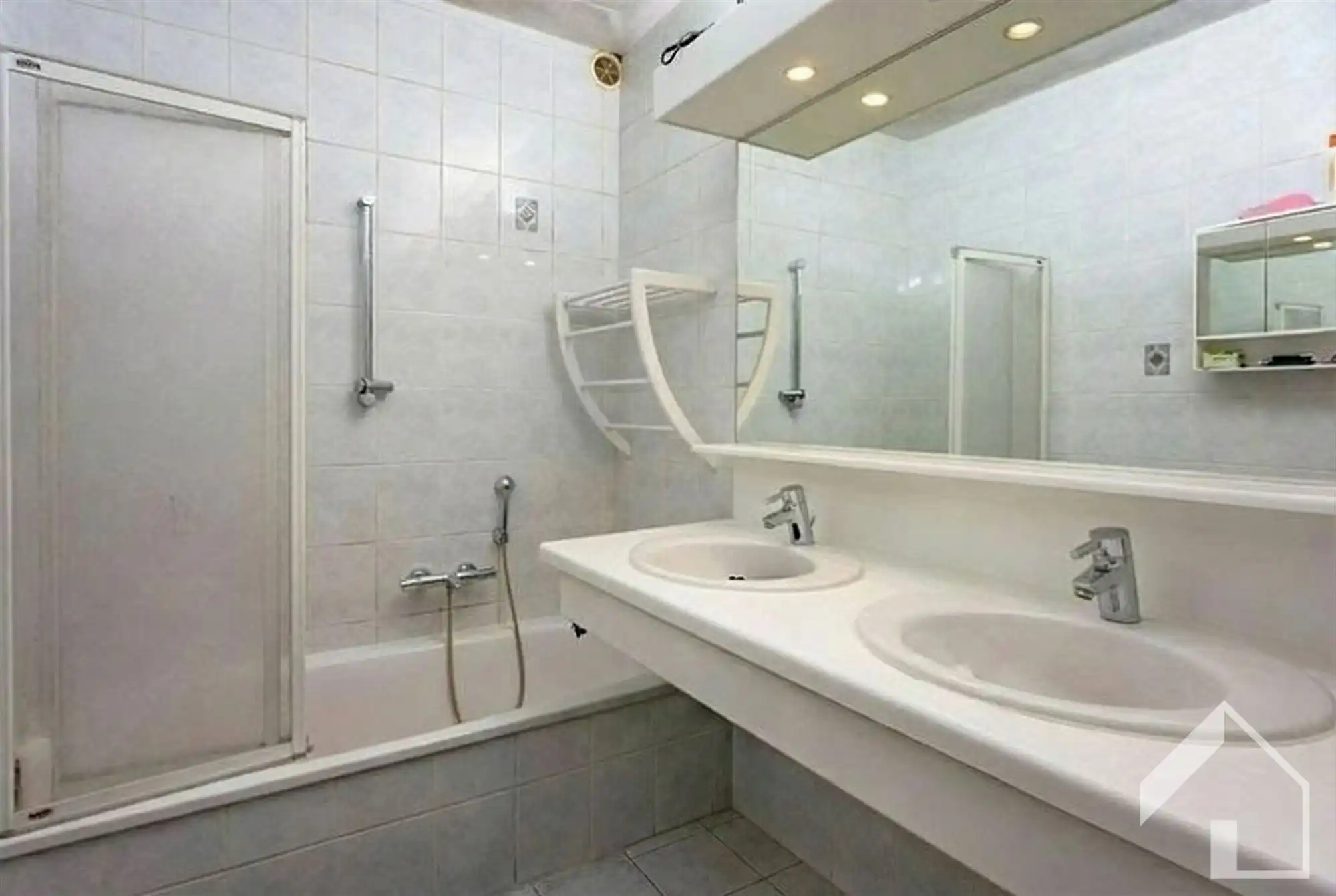 Appartement met 2 slaapkamers, terras, gemeenschappelijke tuin en lift. Optioneel Garagebox foto 7