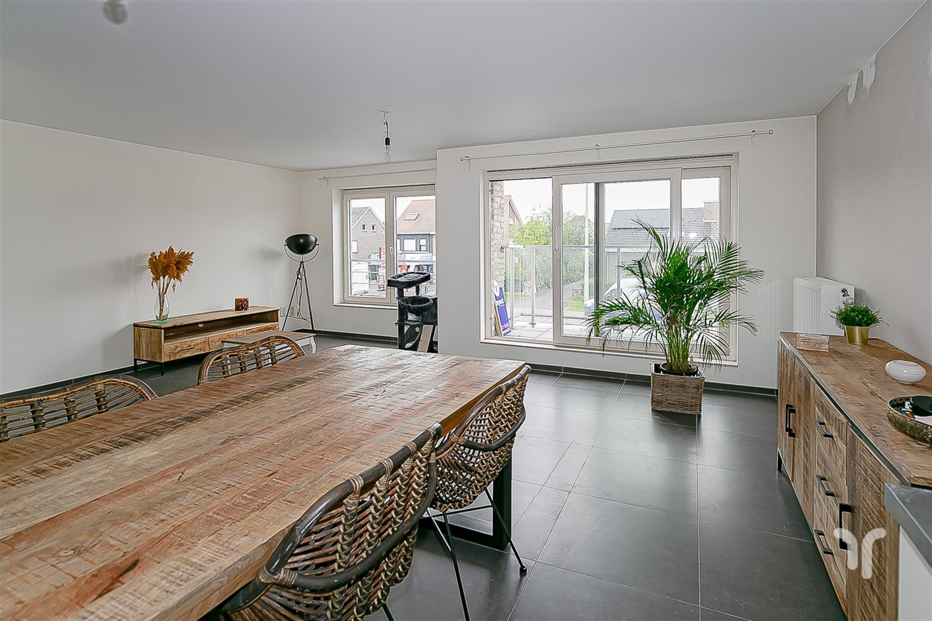 Lichtrijk appartement met 2 slaapkamers. foto {{pictureIndex}}