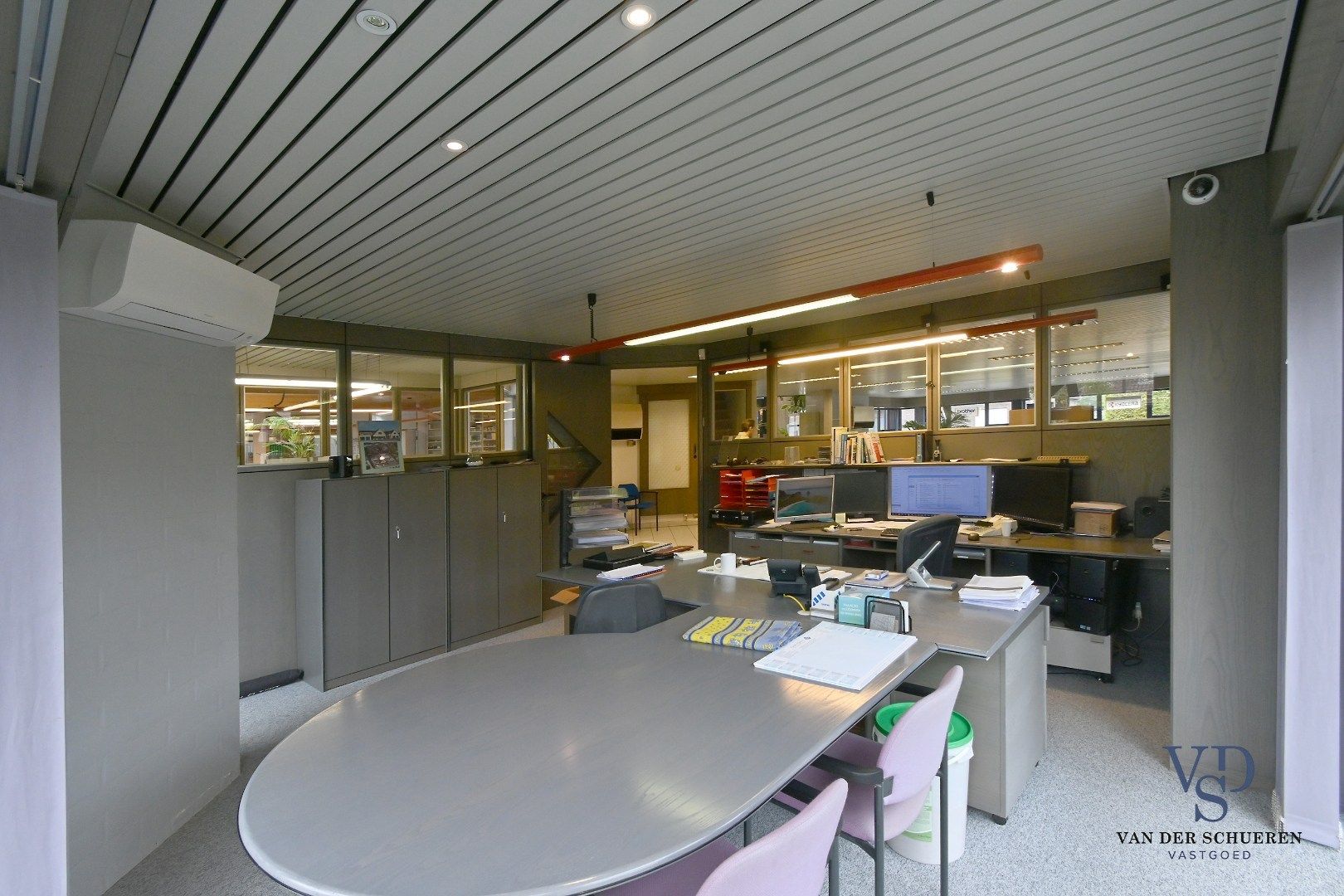 Ruim handelspand met penthouse in villastijl foto 7