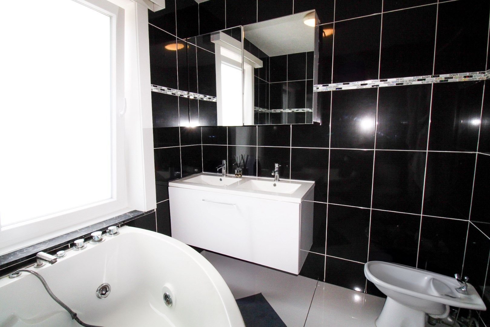 Verrassend ruime gezinswoning met energielabel B, vier slaapkamers en een uitgestrekte diepe tuin te koop in Sint-Niklaas! foto 19