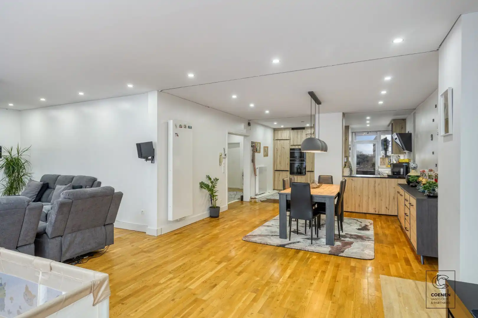 Ruim, lichtrijk appartement van 124 m² en twee slaapkamers te Antwerpen! foto 2