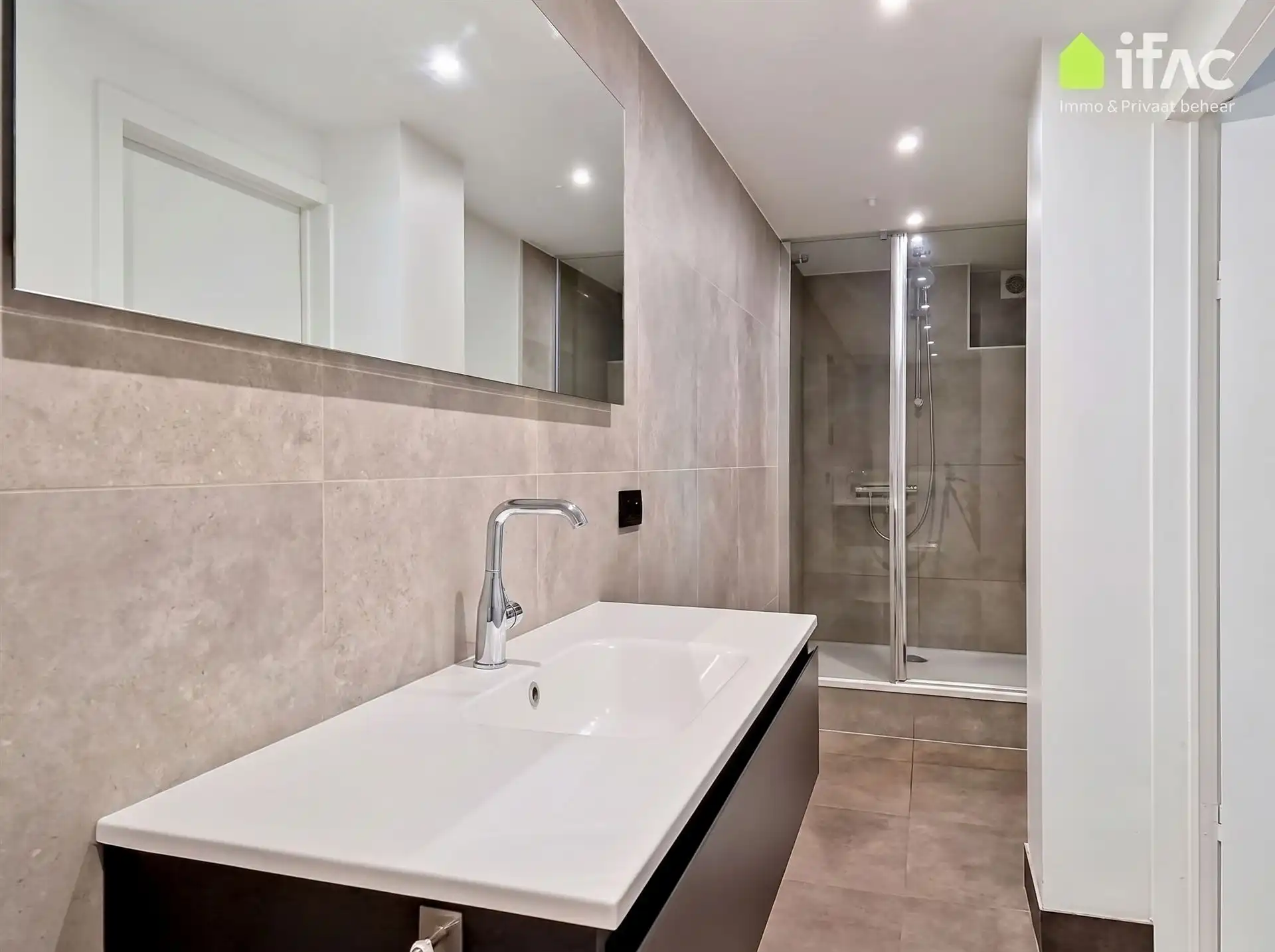 Unieke moderne split-levelvilla met zwembad op 17a83ca foto 36