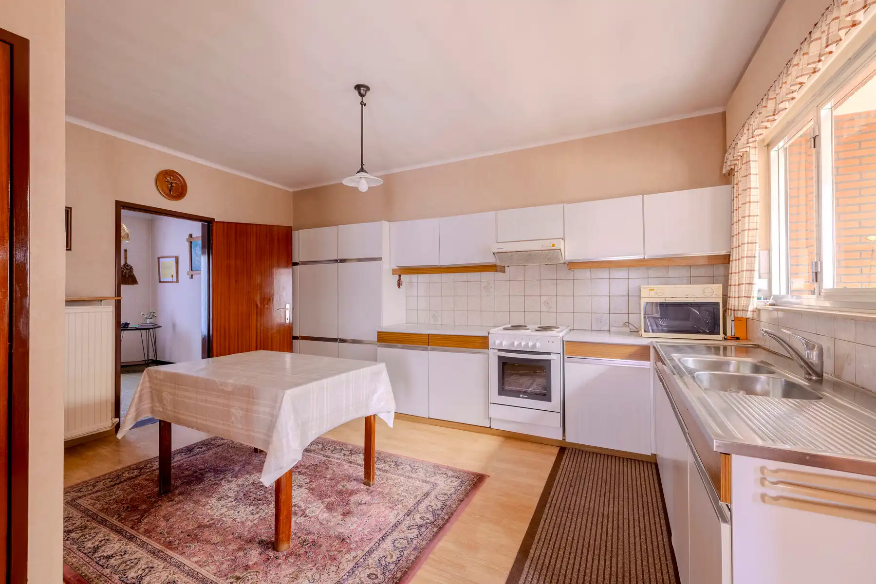 Te renoveren woning met veel potentieel op rustige locatie foto 9