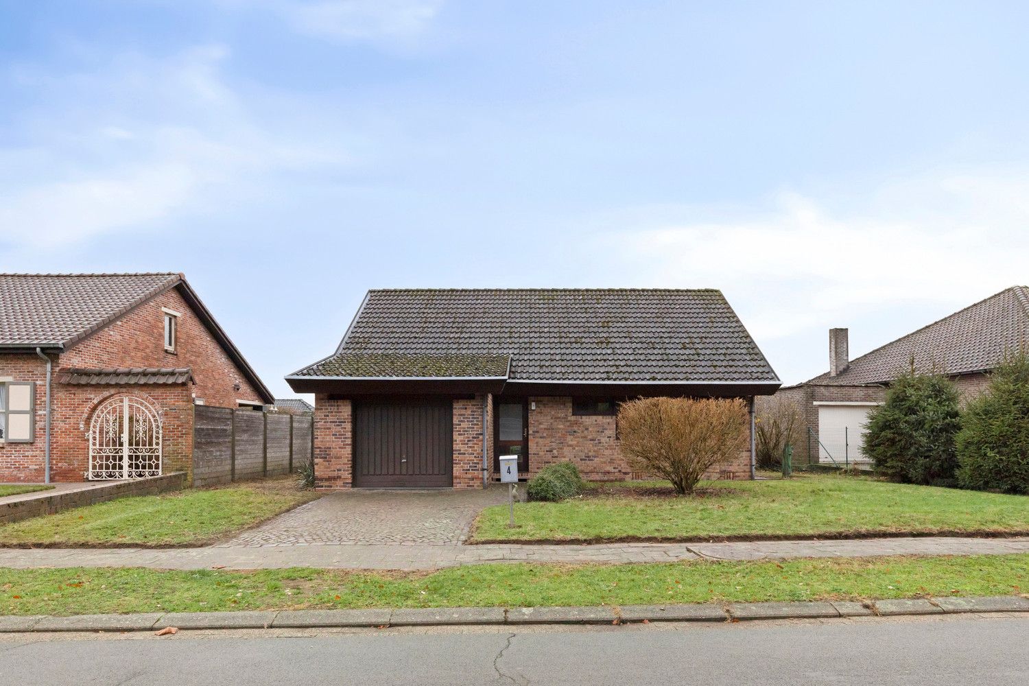 Rustig gelegen te renoveren OB met 3 slks en garage op 612m2! foto {{pictureIndex}}